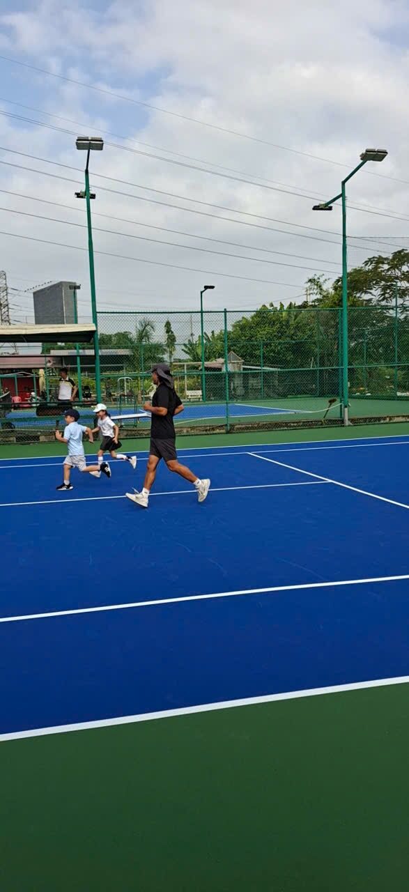 Kids running drills